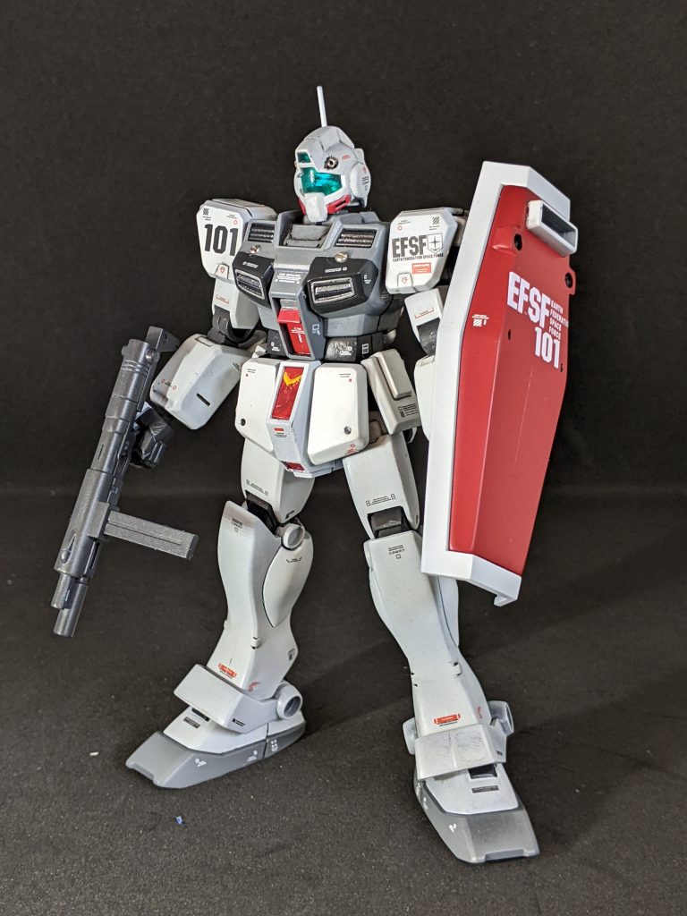 シールドとマシンガンを装備させると量産機らしさが増しましになりますね。