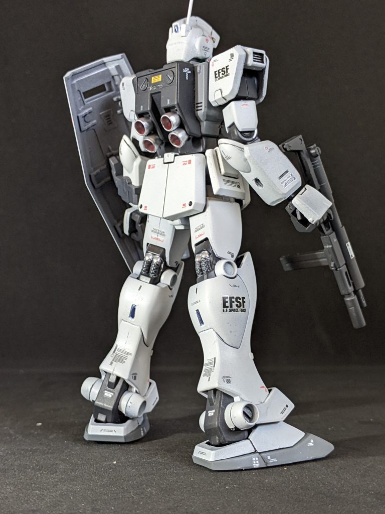 後ろ姿も様になる機体かと。バーニアはシルバーで塗りがちなタイプです😅