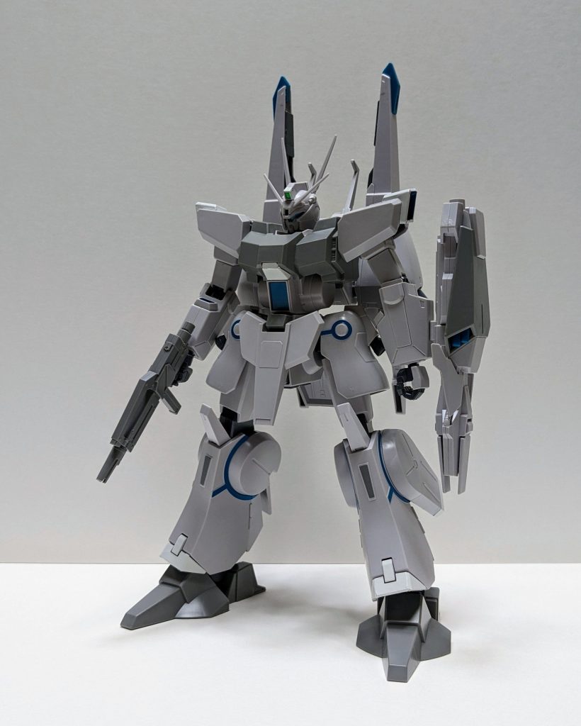 数年前に作ったものなのでいつも以上にゲート跡が目立ちます…(汗)ちなみに連邦系に改装されたことを意識してビームサーベルの刃はピンクに変更しています。