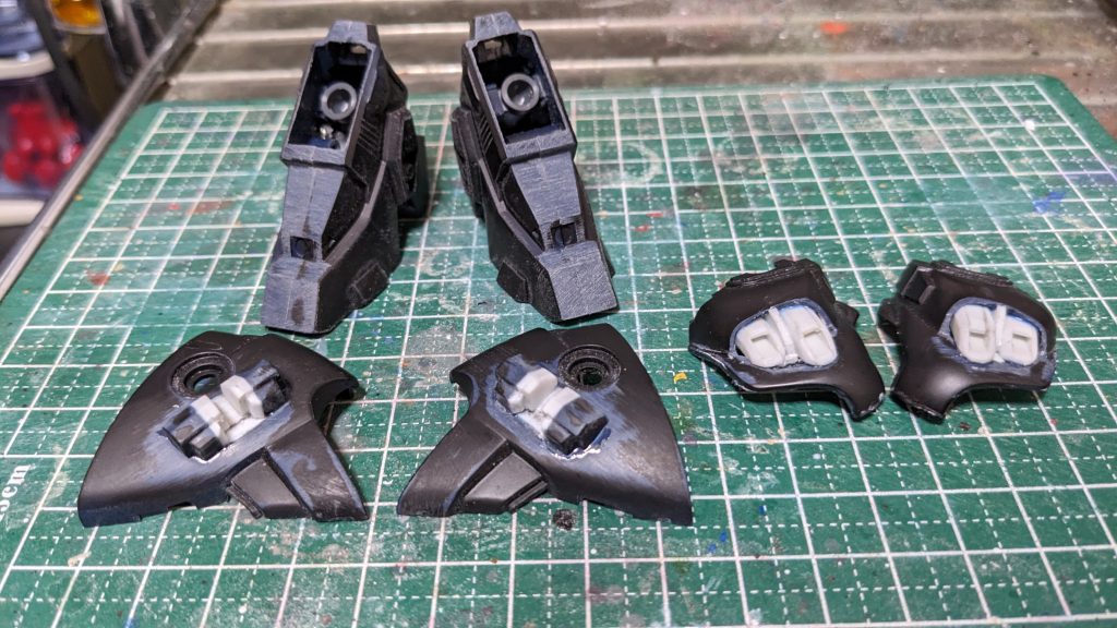 背面にレジンパーツを背負う事になるので、足首には入れられる限り金属の重りを入れています。スネのボックスパーツは2つに増える為キットのパーツを基にしてプラ板加工で製作、胴体は胸のパーツを削り落として穴を明け、プラ板でダクトパーツを作って接着しました。