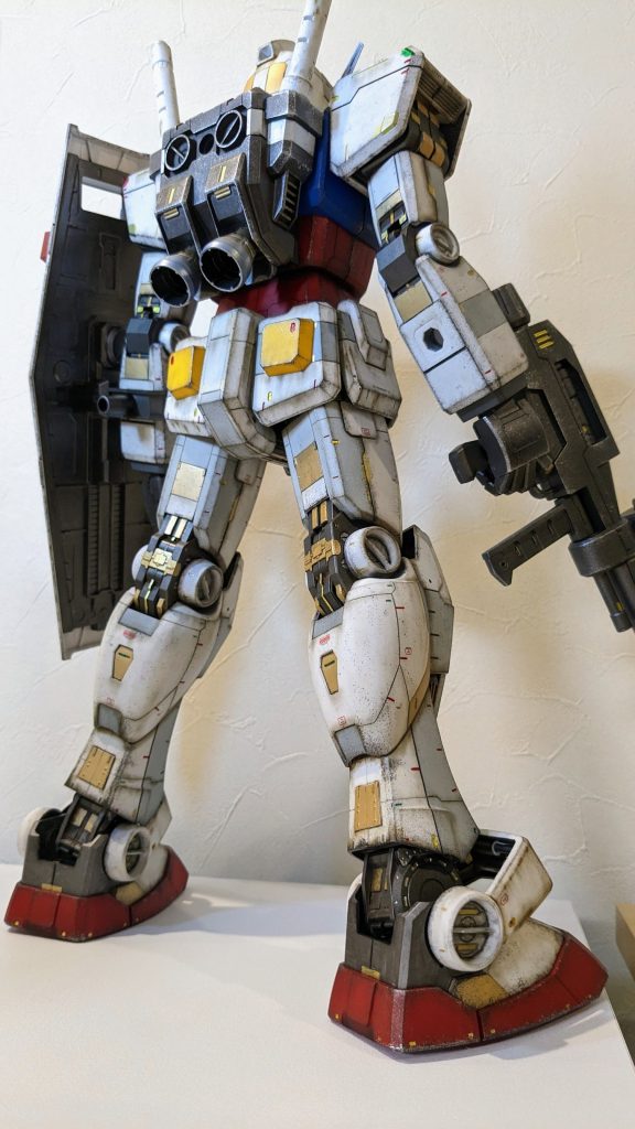 背面。デカール少なめ…つまり手抜きです(笑)でもこのド迫力!!関節部の部分塗装が効いてます✨