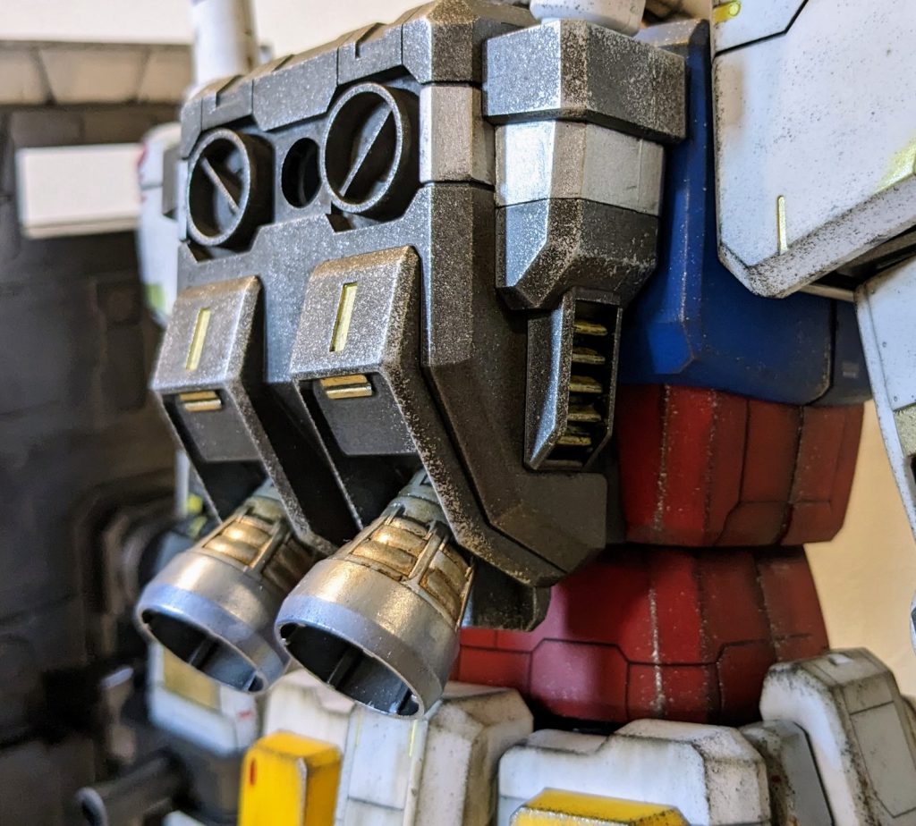 バックパックとバーニアは凄く良い感じです!4アーティストマーカーを溶剤で溶いて筆塗り→ガンダムマーカーとウェザリングマスターで渋い輝きが表現できます👍