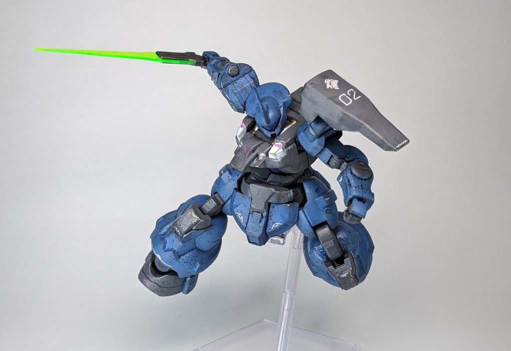 制作過程としては組立て→黒サフ→スポンジでポンポン→筆で部分塗装→つや消し→ウェザリングマスターで少しだけ汚し→つや消し…といった感じでやってみました。