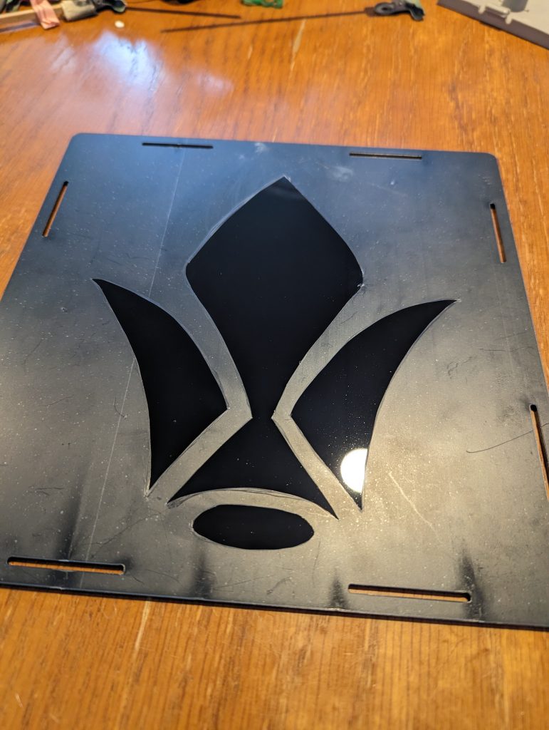 アクリルケースの台に鉄火団エンブレムを