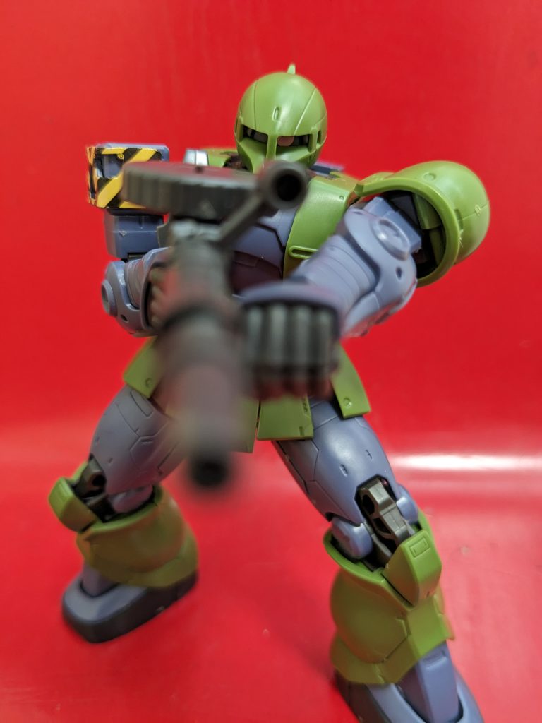 しっかりと両手で120mmザク・マシンガンを構えることができる広い可動範囲を持っています。