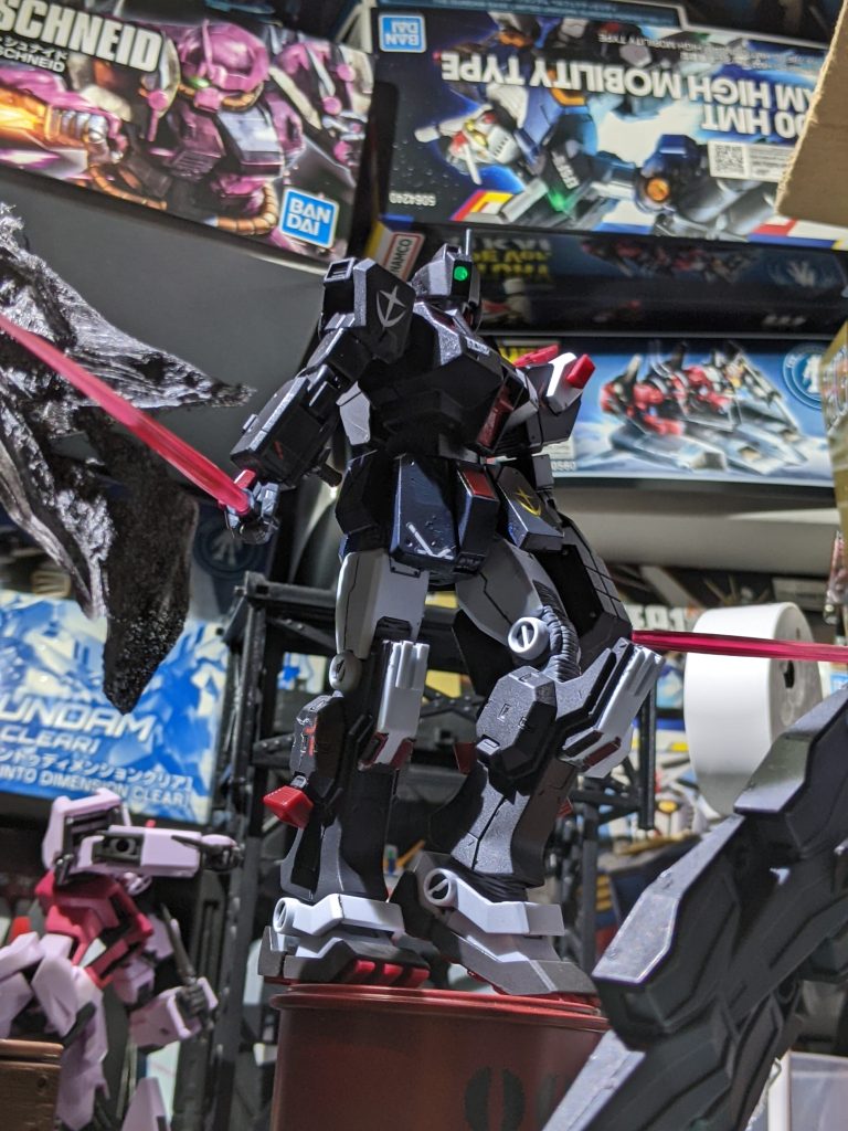 二刀装備されたビームサーベルと、武装排除による機動力で、あっという間に近接特化に各機体から武装を拝借することで、より隊の対応力がアップ。バイザーには、メインカメラ保護と暗視ゴーグル機能を兼ね備えているこの機体は、フリーク隊の中でも一番のジャミング効果持ちで、広い範囲を乱せられる鬼畜仕様です。