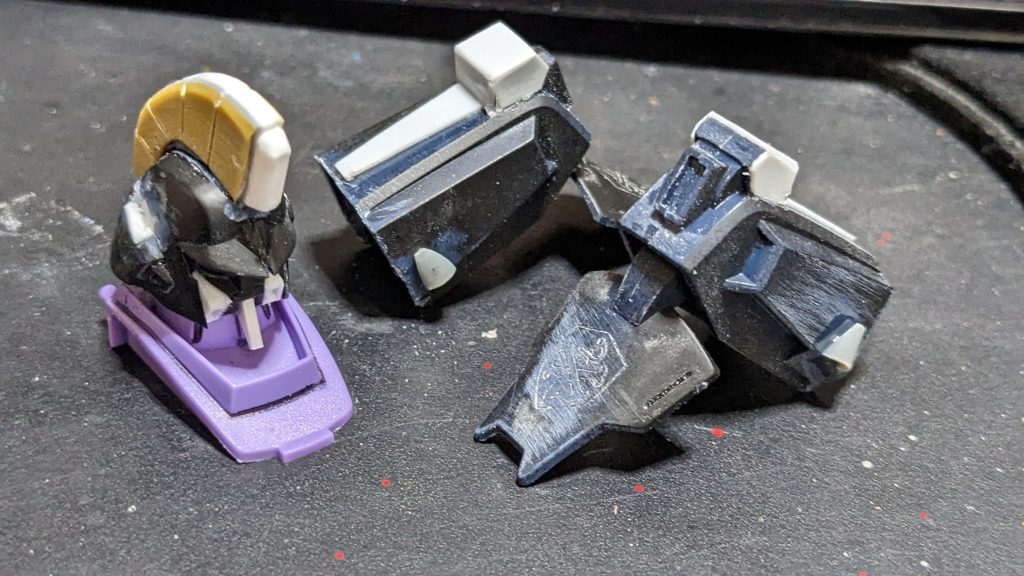 頭部は旧キットを芯にプラ板でトサカを追加&細部を形状変更。肩アーマーは約8mmカットして長さを詰めてから動力パイプを1本になる様に形状変更しています。