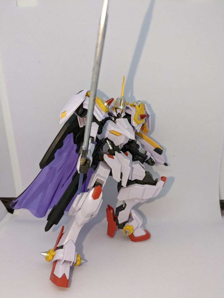 もっているの鉄血オプション兵装04のナイトブレードです。肩や足のスパイク部分はジャスティスナイトから移植し、肩に着いているショートシールドは元のキットの足のアンクルにあったものを移動させています。