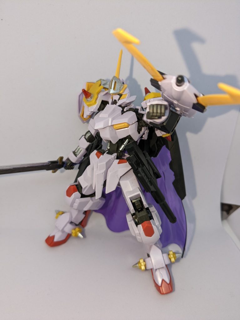 シールドも特に改造はなくそのままに。元がスタンダードなものなので無改造でもしっくりきます。また顔の装甲は30MMのパーツから流用し、ユニットアンテナは切断することでよりスマートな印象を感じられるようにしました。