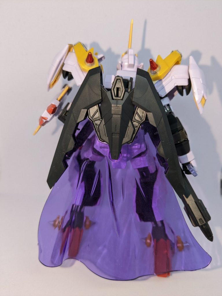 トライスラッシュブレイドのオプションパーツです。このパーツを見て真っ先にこの使い方をしたくてしました。大剣モードも格好良いのですが、今までバンダイでマントのパーツが販売されていなかったこともあってコレを見た自分は即座に買っちゃいました。やはり騎士にはマントが似合うと思います。