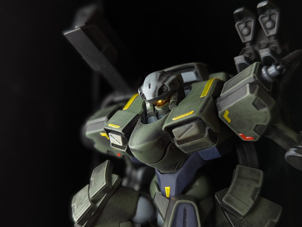 バイザー奥はシルバーで塗っているので、ライトを当てると反射します