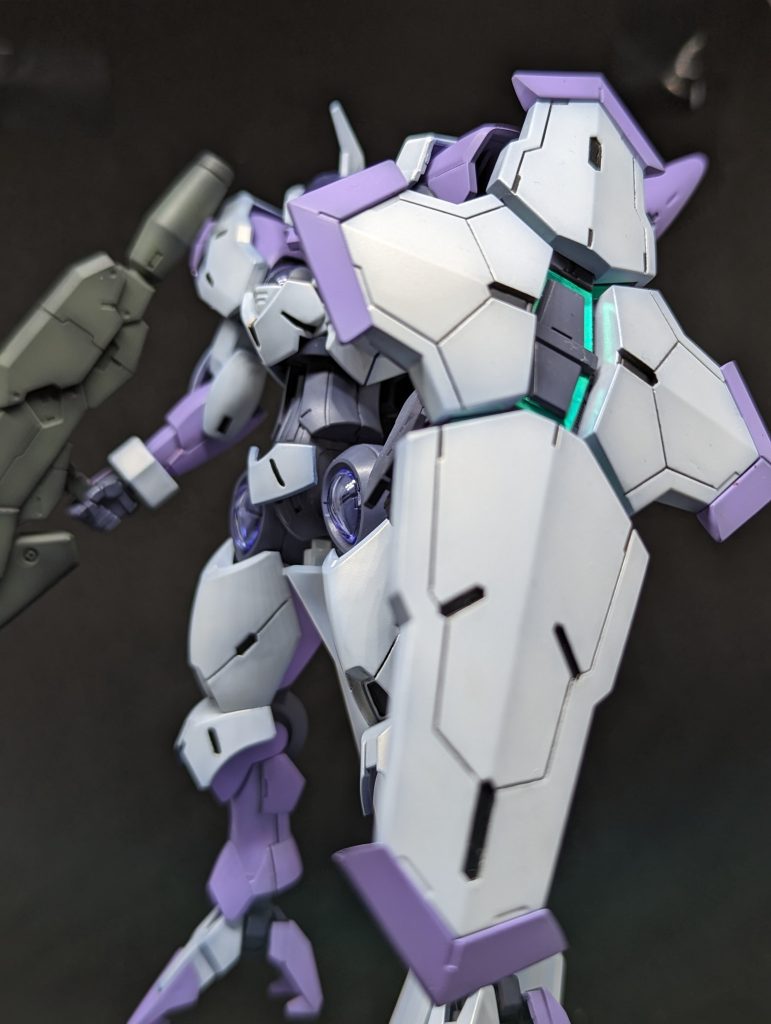 ホワイトは黒サフからの青下地からのホワイトグラデーションからのムーンストーンパールからのクリアホワイトからの半光沢コートです😅