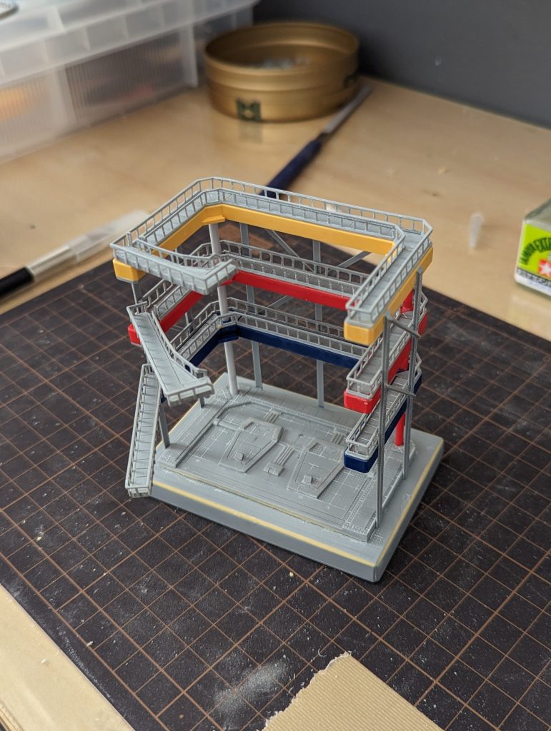 ドック塗装前の状態です。手すりの縦の部分があまりに細すぎて、しかも接着面積が少なく、完成まで何度も折れてしまいました（沿って心も折れました）。この作り方はあまりお勧めしません。