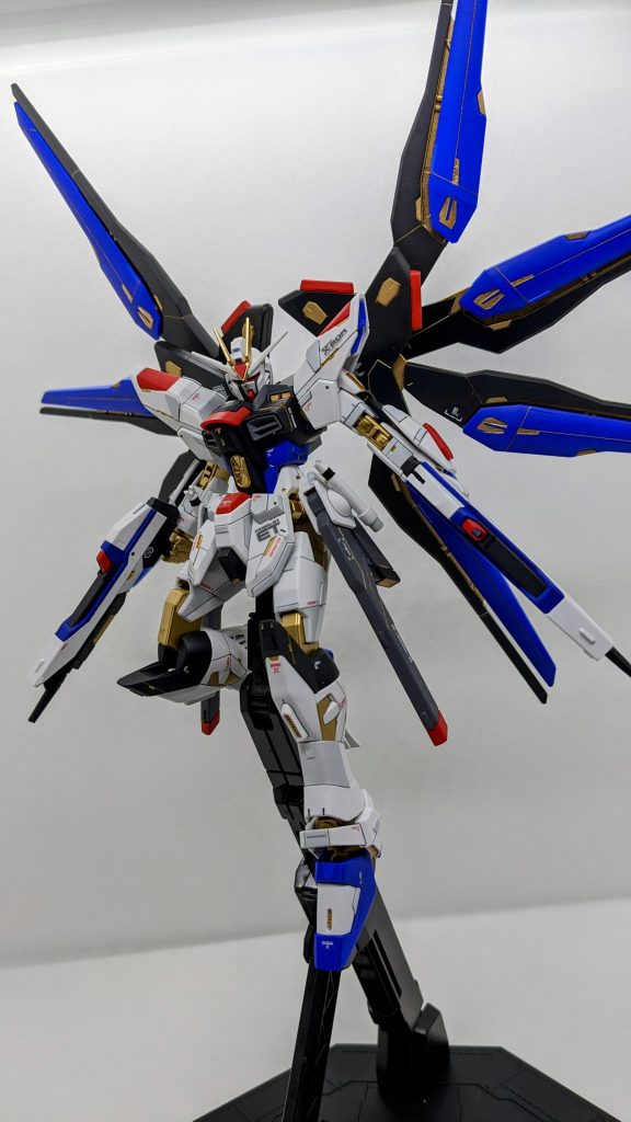 コーションデカールやRGストライクフリーダムに付属のデカールを一部使用しました。トップコートはスーパースムースクリアつや消しを使用しています。カラーレシピは説明書通りではなく近い塗料を使いました。使った塗料は以下の通りです。ラッカー ベースホワイト、Mrカラースプレー(シャインレッド、Zブルー、ジャーマングレー、ゴールド)水性ホビーカラー ディアクティブホワイト、ゴールドエナメル スミ入れ塗料ブラック最後までご覧頂きありがとうございました