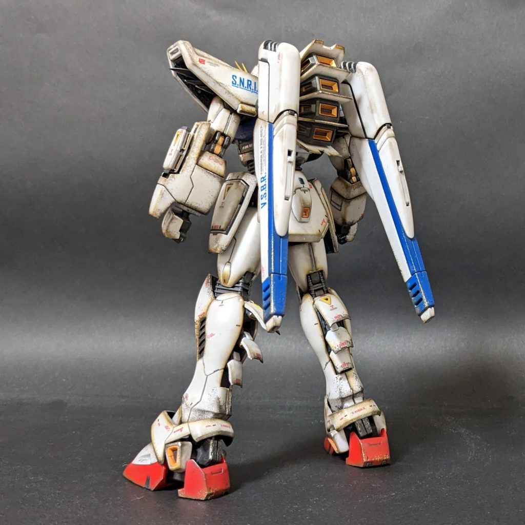 背面のバーニアが特徴的な機体ですね