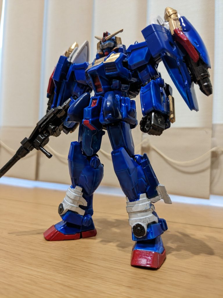 ベースはG-frameのガンダムです。肩は旧キット1/100ヘルカスの腕の白い部分に同じくトールギス3のバーニアカバーを接着、ガンパンツァー作ったときに余ったハイパービームサーベルの柄を通して、前後にガチャのレイダーガンダムのバーニアを接着。さらに旧1/100V2のリアアーマーの半分をかぶせて完成です。スネはプラモ仮面ライダーカブトの腕アーマー、ふくらはぎのバーニアはプラモのウルトラマン腕パーツ余りです。頭部サイドのボンベも、ウルトラマン腕パーツから肘部分を拝借、口の部分と針金でつなぎました。ゴーグルも仮面ライダーカブトの口の余り部分を削って作成しました。
