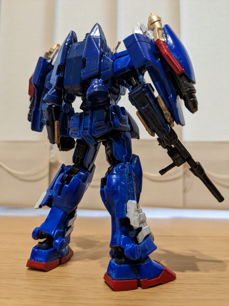 バックショットです。バックパックは先程のデスヘルの腕を中央に、上に何かのスコープ部品を、サイドにガチャのレイダーガンダムのメインバーニアを２つ接着したものです。ガンダイバーの水流エンジンのほほイメージ通りの形になりました。腕の魚雷発射管は、ガチャのレイダー肩アーマーにランナーを接着しました。