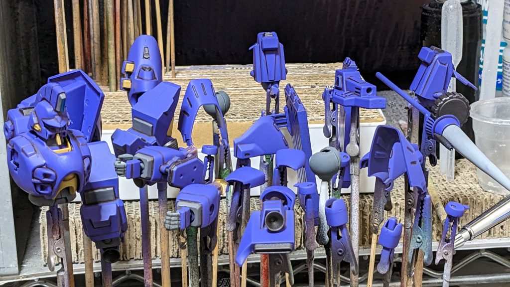 デジカメ泣かせの紫塗装(笑)白色LED照明下だとおもいきり青く映ったり、補正機能付きカメラでも赤味が急に強くなったりと製作以外の所で予想外に苦労しました。