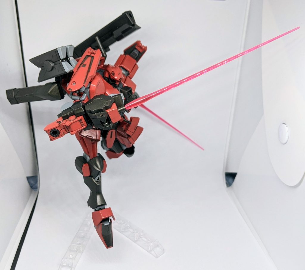 「ビームサーベルは出力が強化されたボックスタイプ・ビームサーベルに変更、これにより威力が増したのみに留まらず、抜刀までの隙を排除し瞬時に使用する事が可能となっている」元ネタのブレード武器をイメージしました、割とお手軽な改造方法で済ませましたがそれっぽい雰囲気は出せてると思います。