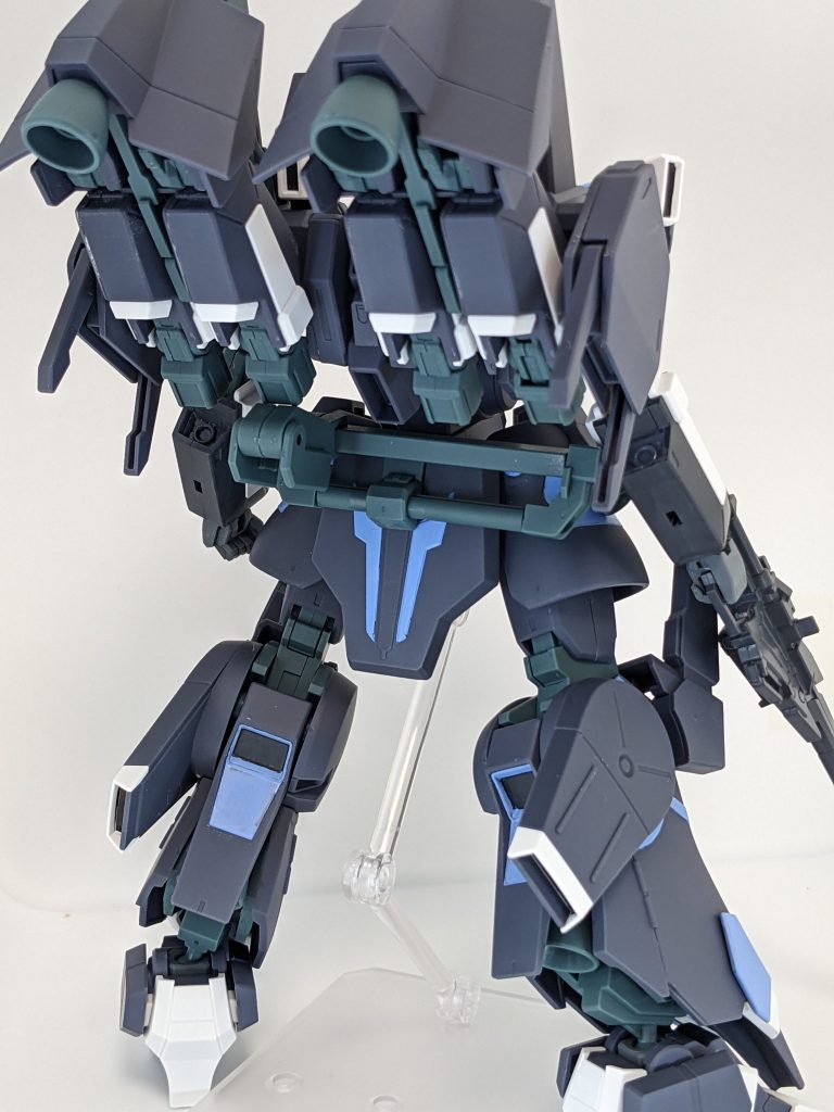 後ろも塗りました。それにしても、ビームマグナムは、それまでの手持ちの銃火器があくまでも「手持ちで扱える程度に抑えられたもの」だったと認識を改めさせる武器だなと感じます。前提としてサイコフレームがなければマトモに扱えないということは、逆に言えば他の銃火器はなんで光るかもわからんシロモノのことは微塵も考慮なしに製造されているということ（当然の話ではありますが）、また、いくら小型化されても手持ちでは扱えないレベルもやはり存在はしているわけですね。年戦でいえばスウキレとか、バストライナーが手持ち火器ではないようなものでしょうか。その上で、壊れる前提で替えの腕まで用意しているサプレッサーは、そこまでしてでも強力な兵器を運用することに意味があるが故に作られたものといえると考えます。あと関係ないけど顔がサイコガンダム系に近い気がする。