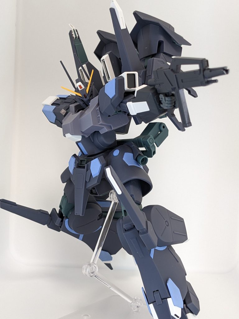 キットの問題？で余剰が結構出ますが、このビームライフルは丸々付属されていると見て間違いないですね？実戦配備があったかどうかはさておき、マグナムを5発打ち切ったら途端に戦力低下が著しすぎるのでこういう装備もまた存在はしていたと思われます。使うかどうかはさておき。