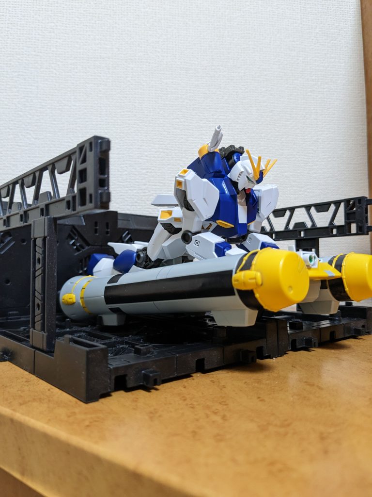 HG用ではありますが、EＧも問題なく乗せられます。底面に５ミのスタンド穴が空いてますが、対応のスタンド持ってないって言うね（笑）