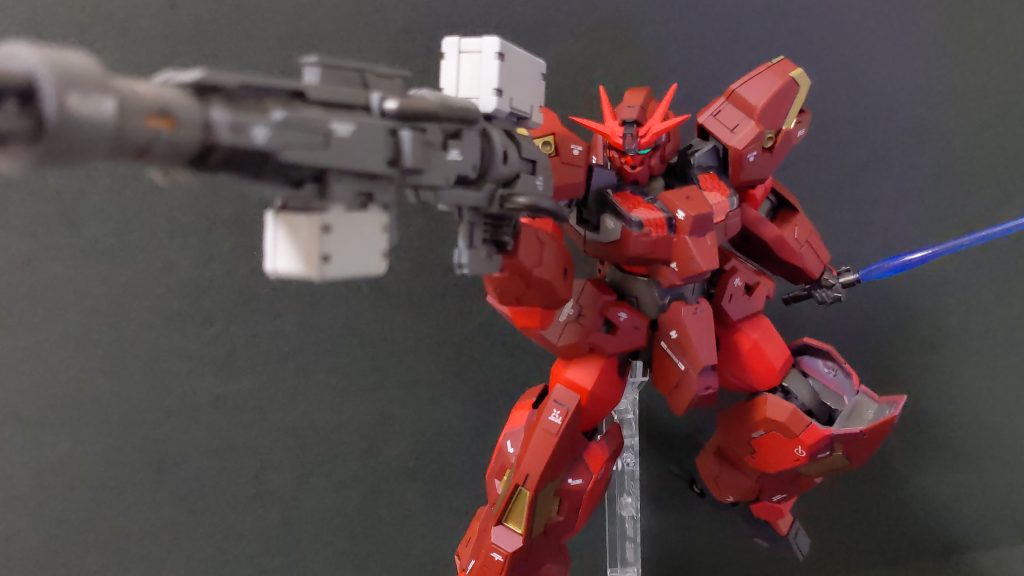 こんな長い武器も片手で持てます！