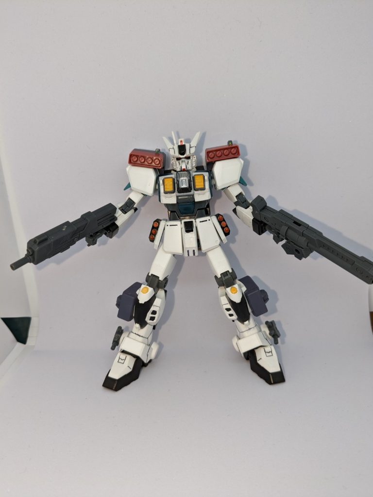 脚部はヘビーアームズのものを使用し、肩にはジムⅢのミサイルを装備。サイドアーマーにもミサイルポッドに改造。またボディには大出力のビーム砲を装備し、その排熱には左右についた排熱ダクトで行われます。また通信強化のために大型のユニットアンテナを付けました。所謂角ですね。手持ちの武装はM.S.Gウェポンユニット０４のサブマシンガンそれと３０MMのビームショットガンを持たせています。足のアンクルにはスモークディスチャージーをつけました。