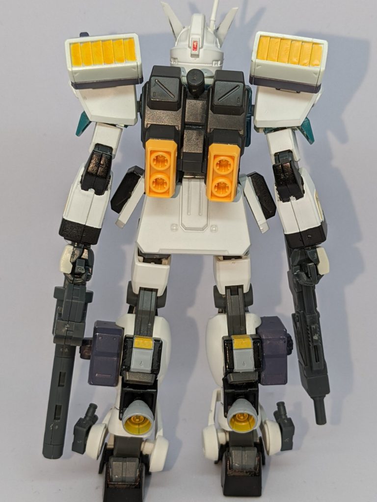 重武装した分だけの機動性の低下はバーニアとスラスターでカバーするのが王道です。バックパックはジムストライカーのものに換装し、脹脛にバーニア二種類を二対、計四のバーニアを装備しました。