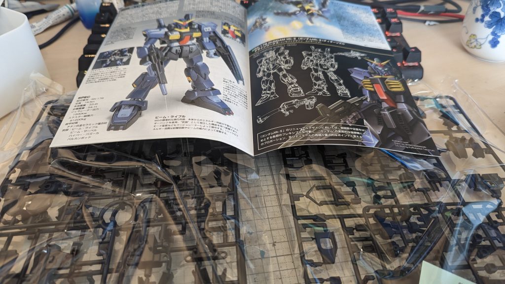 ということで【全部のランナーが黒いエコプラ】から作ってみましたが、コレはコレで塗装しようとすると普通に難しいっすね。【暗い色のグラデーション塗装だから下地は成型色のママでいいべ】と思ったら、そうは問屋が卸さない感じでした。黒立ち上げでヒャッハーって話をスゴイよく見るんだけど、実はやっちゃアカンのでは…?とおもったりもした。つーか黒立ち上げブームの元になった人?になった M○X○辺さん本人も「アレは黒じゃない」と言い続けてるらしいので、別の仕掛け人がいるんだろう…誰だよ。