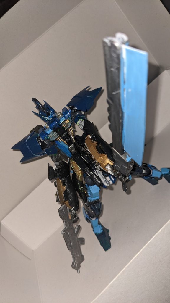 背中の剣はしっかり持てます。ちなみにこれの剣のモチーフはファフナーのマークエルフ改エルフの奴です。