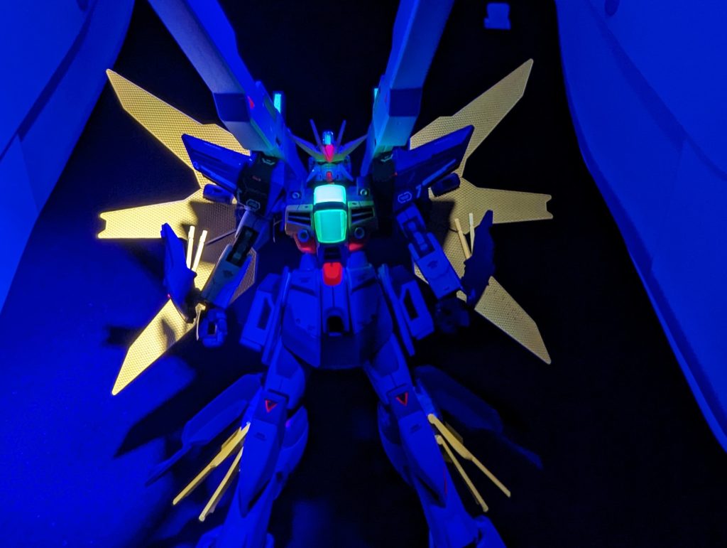 ブラックライトに一部反応するように