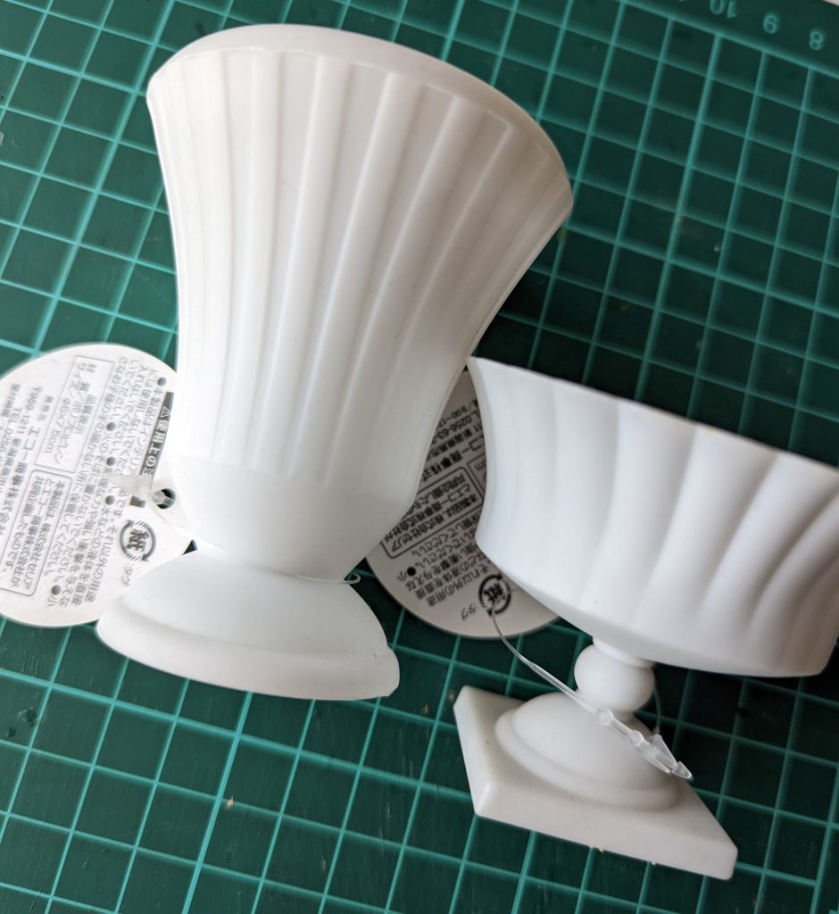 100均...セリアで売っていたこの小さいプランター?型の入れ物を使って加工していきます!