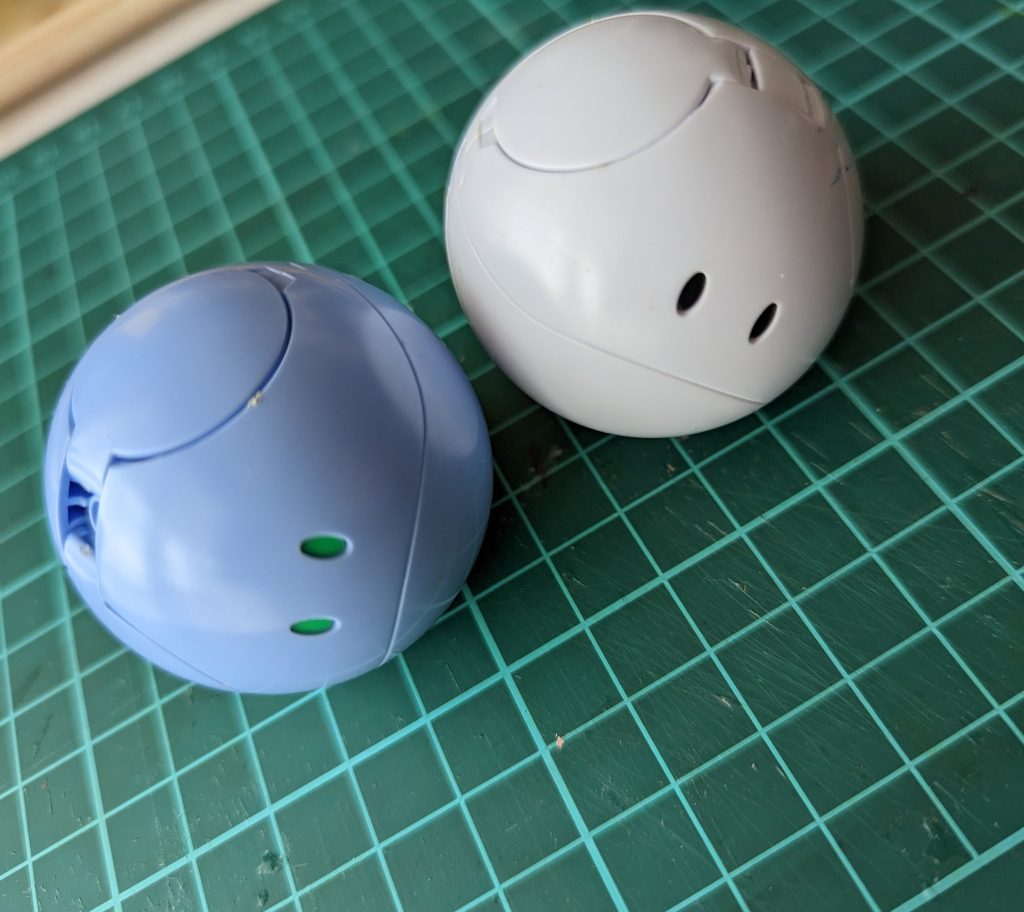 我が家のジャンクボックスという名の不要ガンプラ置き場である衣装ケースの中を漁って拾ってきたハロを使います!