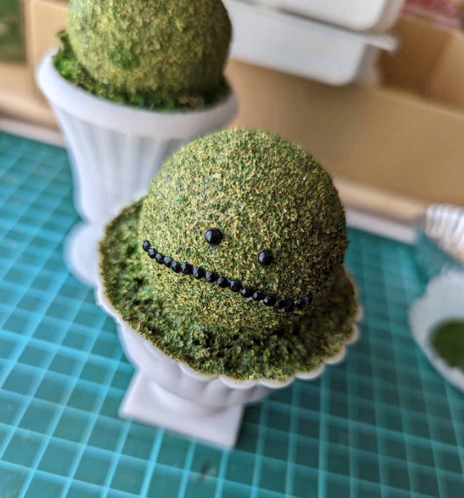 まんまるのままのハロは顔がないとただの球体マンになってしまうのでラインストーンで目と口のラインを貼りました。