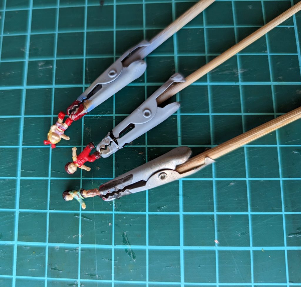 ハロの乾燥中にカツ・レツ・キッカを塗装します。確かアッガイのプラモについてきたものだったと思います。これはクレオスのアクリル塗料と100均に売っているネイル筆1本で塗っています♪