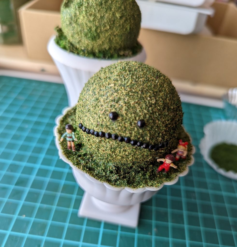 傍に塗装が乾いたカツ・レツ・キッカを固定しました!