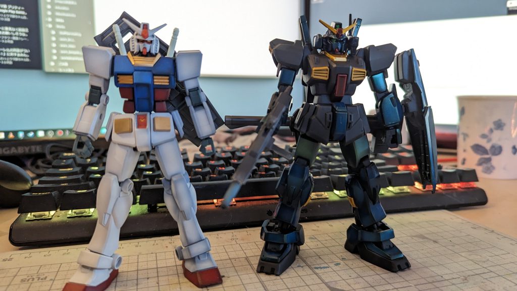 以前にも初代ガンダムでグラデーション塗装を練習したのですが、濃いというか暗い色でのグラデーション塗装経験がなかったので実施。しかして「エッジに何色を残せば良いんだ…?」とか色々と迷ったご様子。