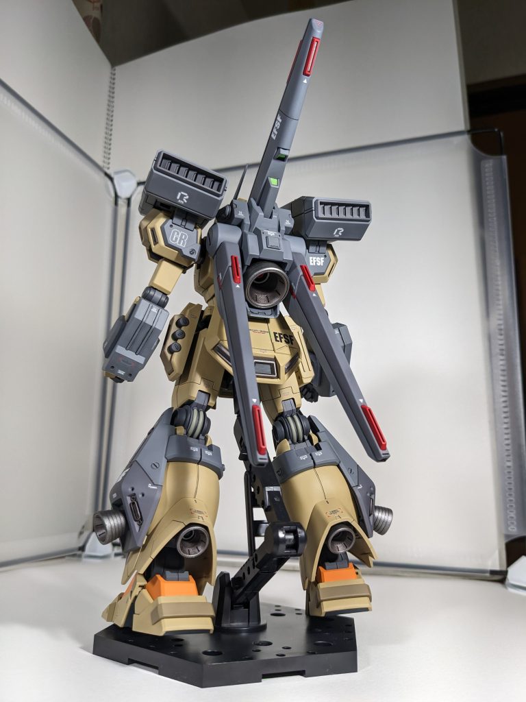 バックパックのスラスターは、赤くしてワンポイント。足のサイドアーマーのスラスターパーツ4個のうち2個をランナーから切り取らずに捨ててしまい*\0/*後ろ側のみモールドパーツで自作するハメに!最終組み上げまで全然気づかんかった!