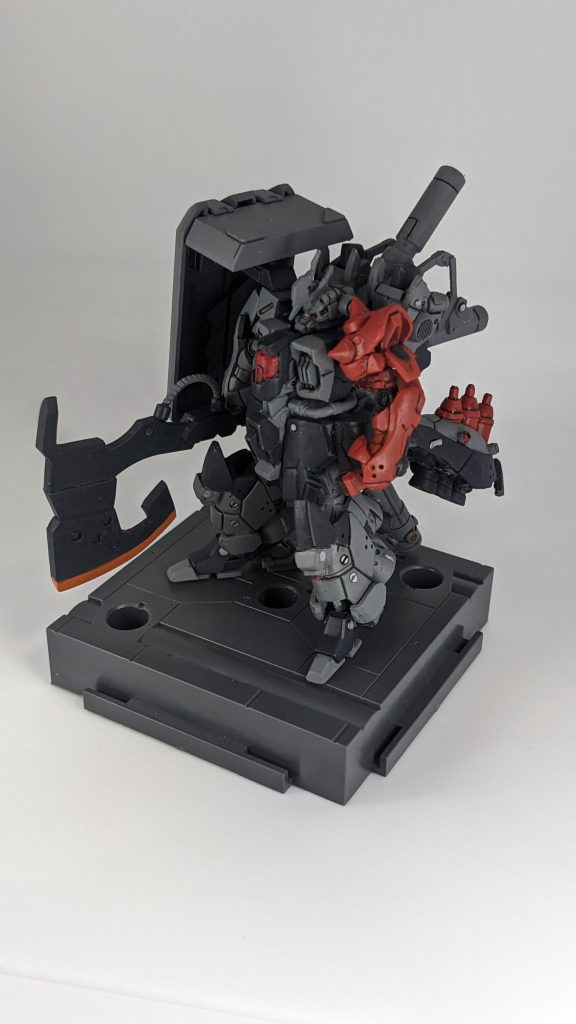 アーティファクトのザクⅢとナイチンゲールを主軸にガンプラのジャンクパーツとプラ板等を組み合わせて再現しています。巨大なヒートホークは中々様になっているかな💪