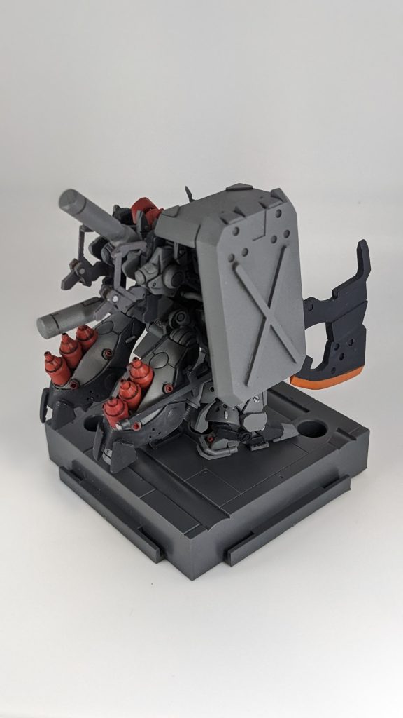 この機体の特徴である空間高機動用スカートユニット「プリンセス」もしっかり作りました。ほぼナイチンゲールのパーツでできています。ファンネルの取り外しはできません😂バックパックのビームマシンガンも作りましたが、写真ではちょっと分かりにくいかも😇?一応取り外しできますが塗装がハゲるのでそのままにしています。