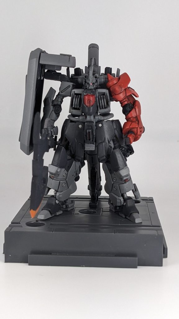 左腕だけ赤いのはデザイナーさんの好みなんですかね?でもこういうアシンメトリーな感じはとても良い👍️今回はモノアイ付けてみましたが、小さすぎて付けるのに苦労しました😓Hアイズの一番小さいのをさらに半分に削るという苦行でした😭
