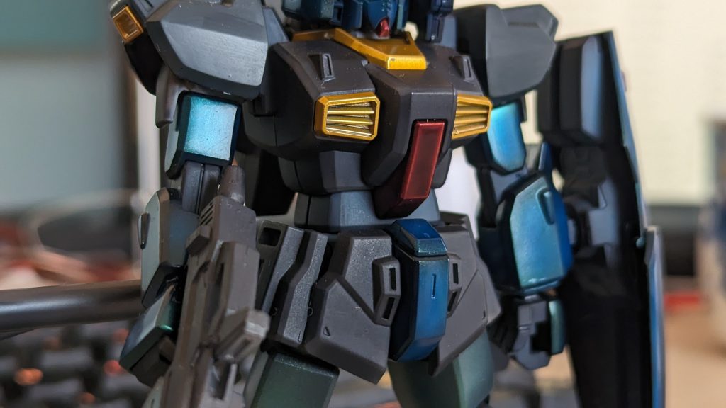 胴体・腰まわりは黒っぽい指定のようなので【逆にエッジに白を残したら?】と思って塗ってみたのですが…【なんかスッゲー微妙すぎる…】正直エッジに色を残すって表現自体が光学的?にはウソなんですけど、絵画的?表現で立体感が出るっていう解釈っぽいんですよね。それで【どうせウソならエッジが光ってる感じで白を残せば?】と思ったのですが、実際そう塗ると【何か変】なんですよね…おまけに仕上げ?にクリア黒を置いたらボケ足が潰れすぎて、結局はベタ塗りの黒とあんまり見た目が変わらなくなってしまい。いやー、グラデーション塗装って難しいすね(白目