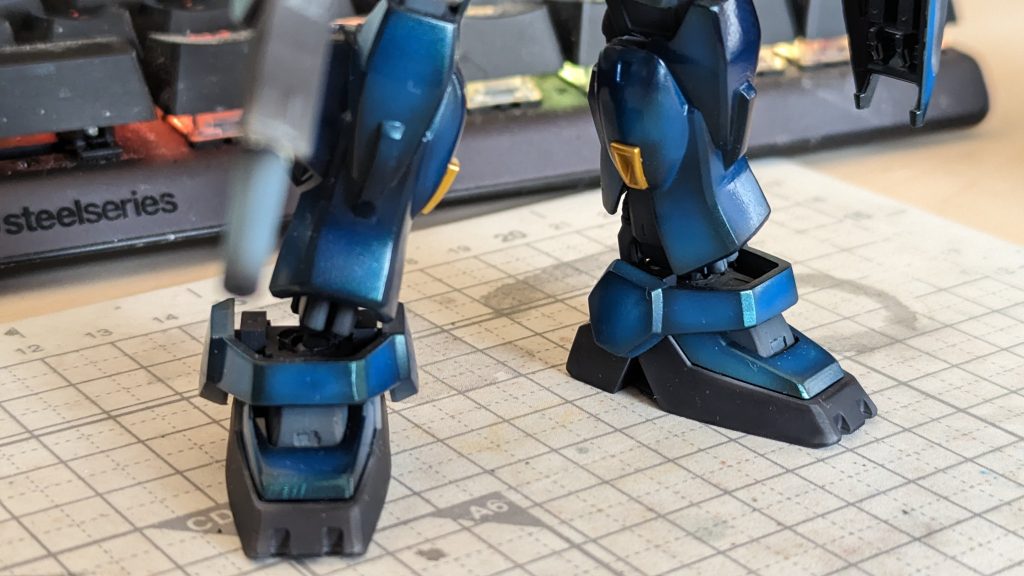 外装色はブルーブラック?という感じの調合指定なのですが、適当にハイライトを作って最後にクリアで恥の上塗りすりゃよかろ…と適当にやったら思ったより変な色合いになってしまい。てか【クリア同士の混色】って結構難しいんですよね。今回は【クリア黒+クリア青】で上塗りを調色したんですが、なんか性質的に?クリア黒の黒成分が結構シビアで直ぐに真っ黒になっちゃうんですよね…なんというか、色々と課題を自発的に頂いてしまった感じ。