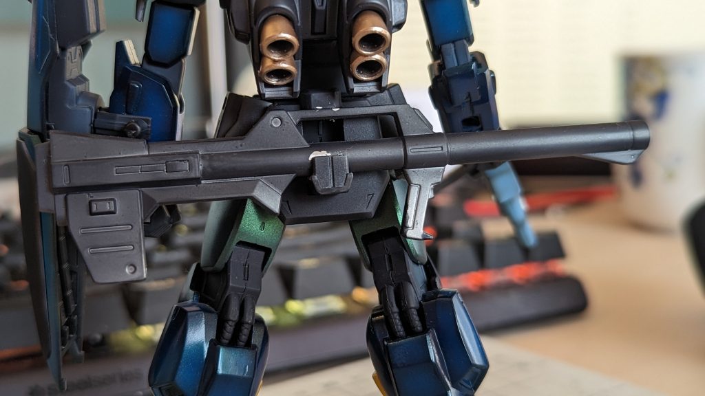 ちなみに武装は【銀下地+有色クリア】で塗ってみたのですが、流石にクリア1層だと塗膜が弱いっすね。適当に何かにハメ込んだら1発でクリア層剥がれちゃったし。ウェザリング目的でやるならアリなんでしょうけど、クリア1層で着色して済ませるのは難しいみたい。