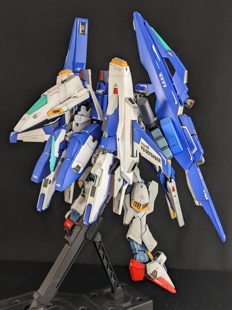 正面から見えないのが残念なのですが、背面もかなりボリューミーな感じになってます。ダブルーライザーのイメージで機首は分離するでなく、折り畳む形でドッキングします。