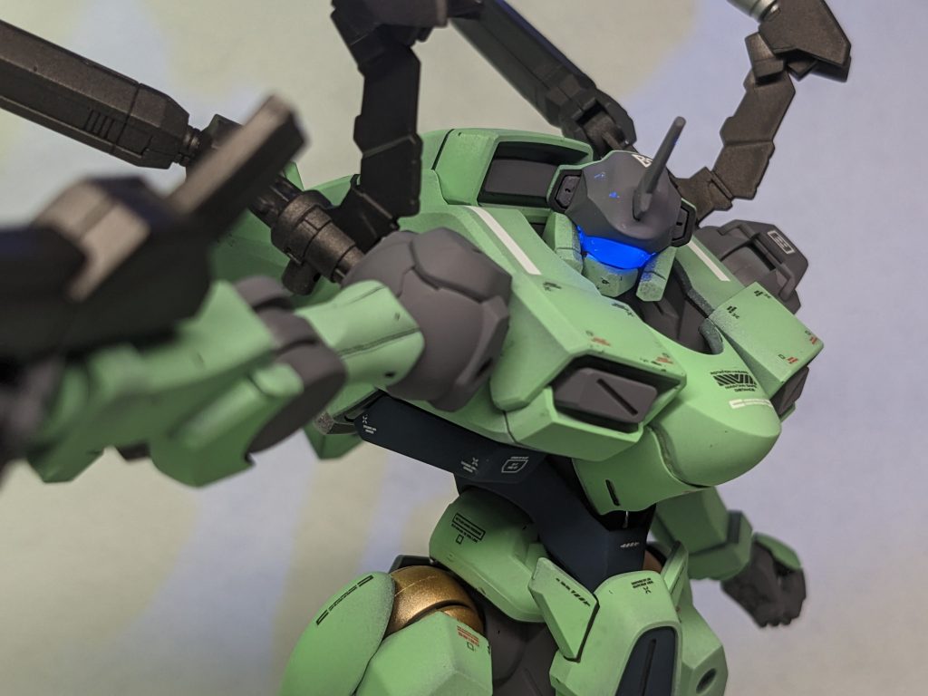 ライト当てた時にヘルメットパーツが汚く光っており、どうやら蛍光塗料が手にくっついていたまま組み立てしたようです。