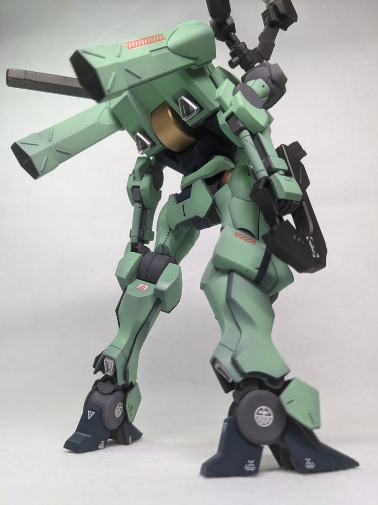 黒立ち上げにして前回暗い印象になってしまったので、今回は黒立ち上げにしつつも明るめの感じで調色したらジェガンぽい色味になってしまいましたが、気にせずそのまま完成させました