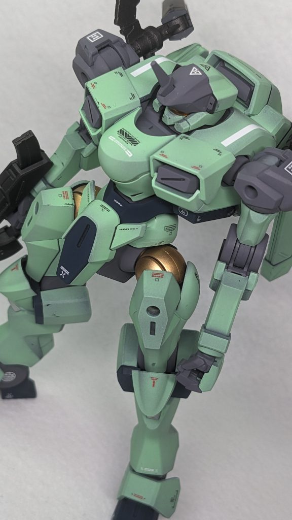 基本的にパーツを切り出して塗装するだけです、バリ取りやパーティングラインの処理はほとんどしませんでした。