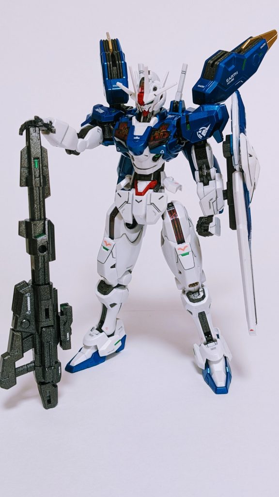 クレオスとタミヤのスプレー缶＋光沢トップコートで仕上げました青は成型色そのままにクレオスメタルブルー、クレオスクリアブルーと重ねてます。白はタミヤパールホワイトにしましたが、写真じゃ分かりませんね武器、関節もろもろはタミヤのライトメタルグレー